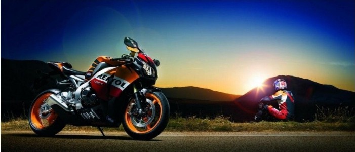 Motocicleta deportiva en una carretera al atardecer